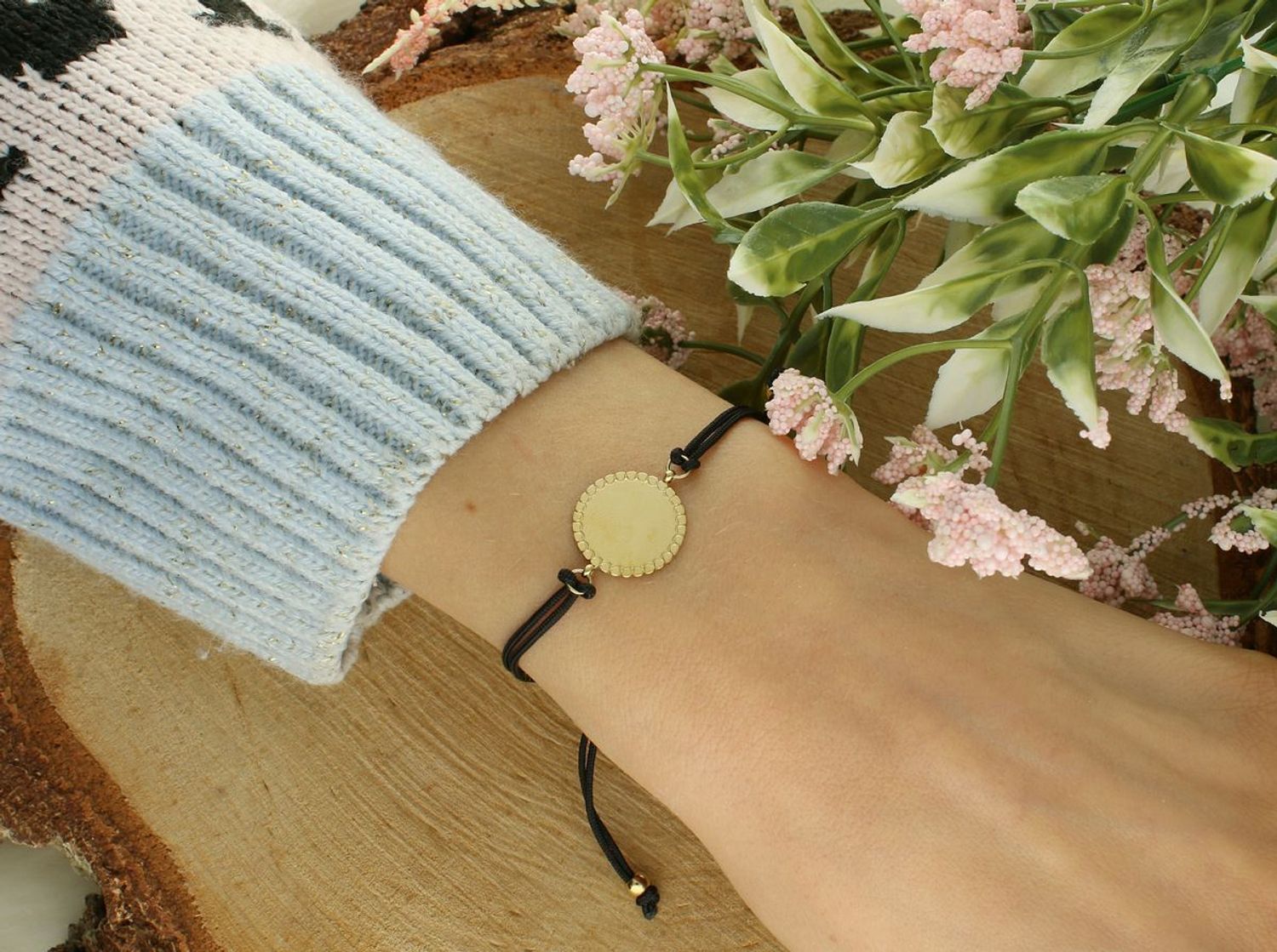 Bransoletka damska na czarnym sznureczku z blaszką do grawerowania – stalowa, regulowana stal..jpg