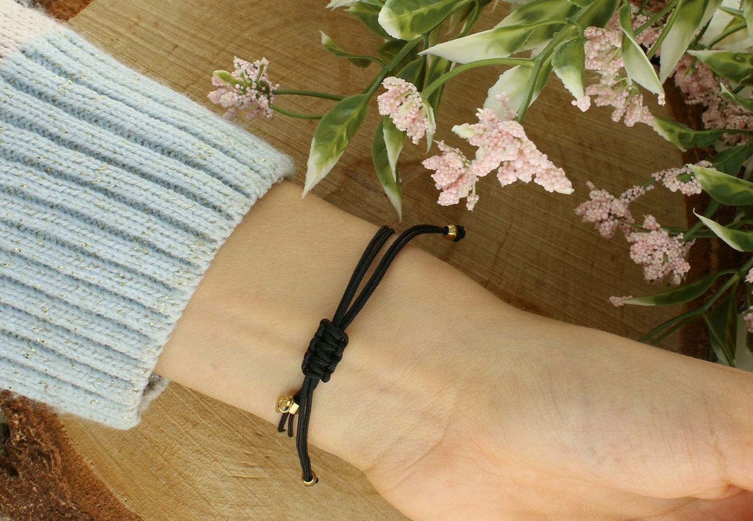 Bransoletka damska na czarnym sznureczku z blaszką do grawerowania – stalowa, regulowana stal..jpg