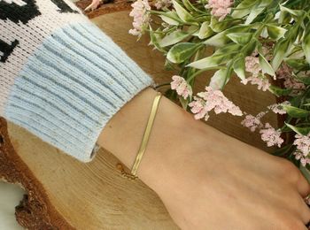 Pozłacana bransoletka damska z taśmy ze stali szlachetnej. Cienka i elegancka – długość 17+2 cm, zapięcie na karabińczyk. Idealna na co dzień i na prezent.2.jpg