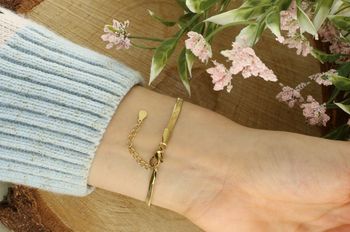 Pozłacana bransoletka damska z taśmy ze stali szlachetnej. Cienka i elegancka – długość 17+2 cm, zapięcie na karabińczyk. Idealna na co dzień i na prezent.3.jpg