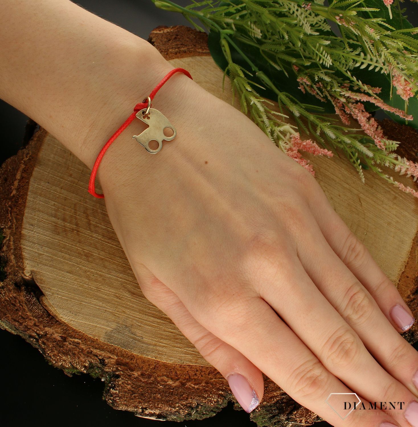 Bransoletka na czerwonym sznureczku Dziecięcy wózek srebro pozłacane Ag.jpg