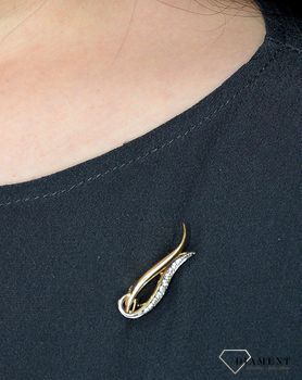 Złota broszka fale z cyrkoniami. Element kolekcji, w której główną rolę gra ponadczasowy wzór. Złoto jest kruszcem wprost uwielbianym przez kobiety, pasującym do każdego stroju (2).JPG
