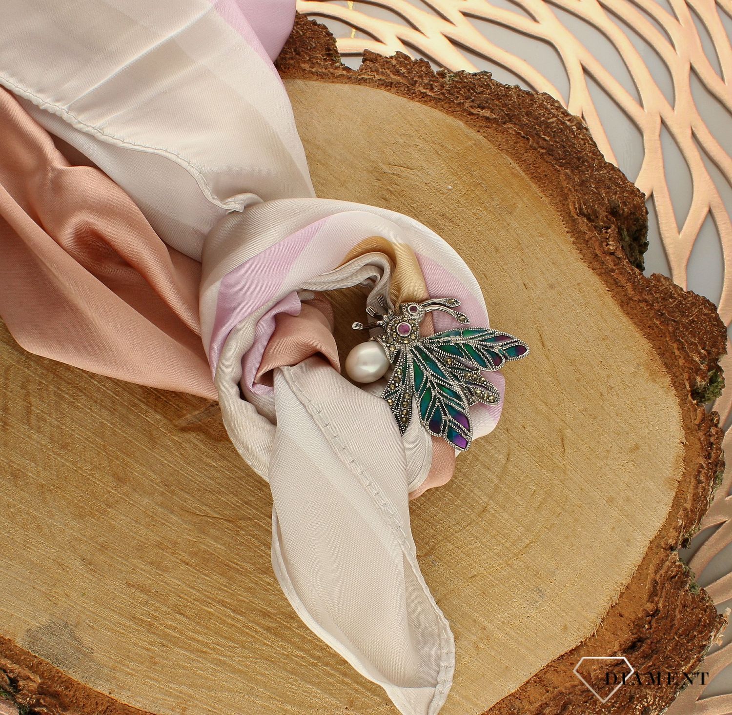 Srebrna broszka damska kolorowy motyl z perłą i markazytami DIA-BRO-10188-925. Srebrna broszka damska. Srebrna broszka idealna na prezent dla kobiety. Srebrna broszka w kształcie motyla. Srebrna broszka z perłą i markazytami.jpg