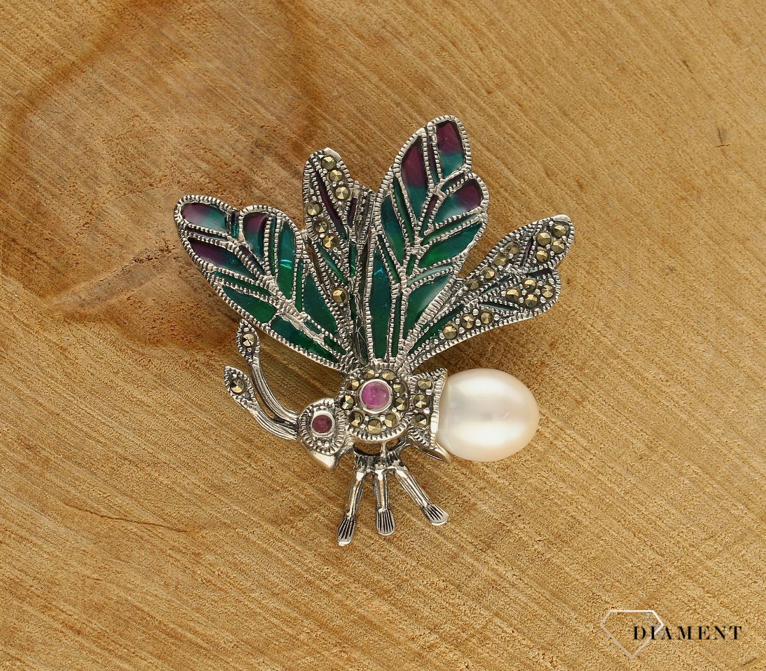 Srebrna broszka damska kolorowy motyl z perłą i markazytami DIA-BRO-10188-925. Srebrna broszka damska. Srebrna broszka idealna na prezent dla kobiety. Srebrna broszka w kształcie motyla. Srebrna broszka z perłą i markazytami.jpg