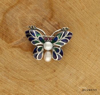 Srebrna broszka damska motyl z perłą i emalią w niebiesko-zielonym odcieniu DIA-BRO-10189-925. Srebrna broszka damska. Srebrna broszka idealna na prezent dla kobiety. Srebrna broszka w kształcie motyla. Srebrna broszka z per.jpg