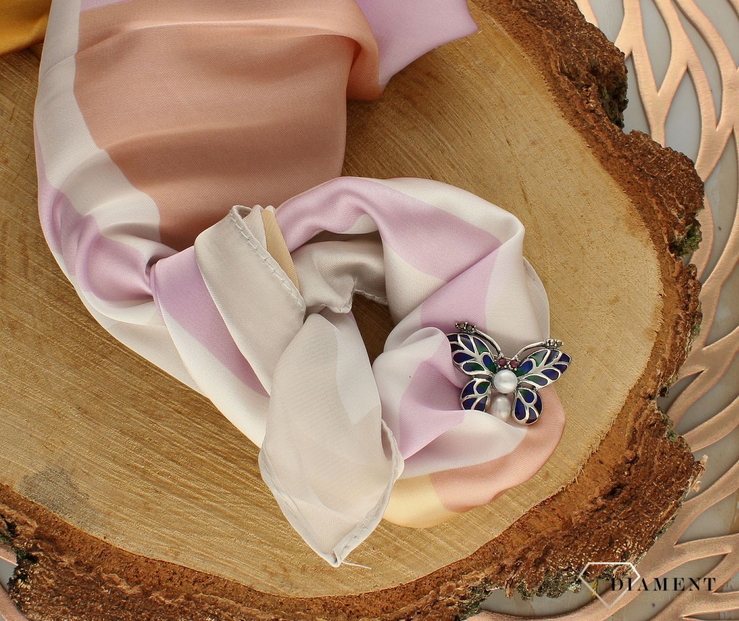Srebrna broszka damska motyl z perłą i emalią w niebiesko-zielonym odcieniu DIA-BRO-10189-925. Srebrna broszka damska. Srebrna broszka idealna na prezent dla kobiety. Srebrna broszka w kształcie motyla. Srebrna broszka z per (3).jpg