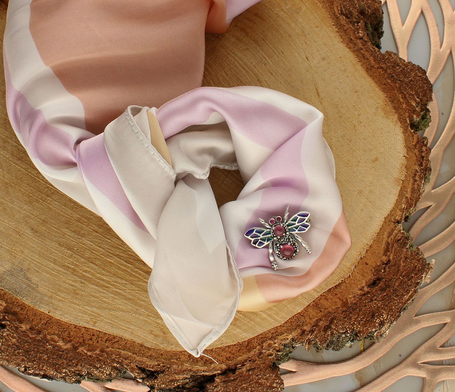 Srebrna broszka damska mucha z czerwonym kamieniem i emalią w niebiesko-zielonym odcieniu DIA-BRO-10193-925. Srebrna broszka damska. Srebrna broszka idealna na prezent dla kobiety. Srebrna broszka w kształcie muchy. Srebrna br (1).jpg