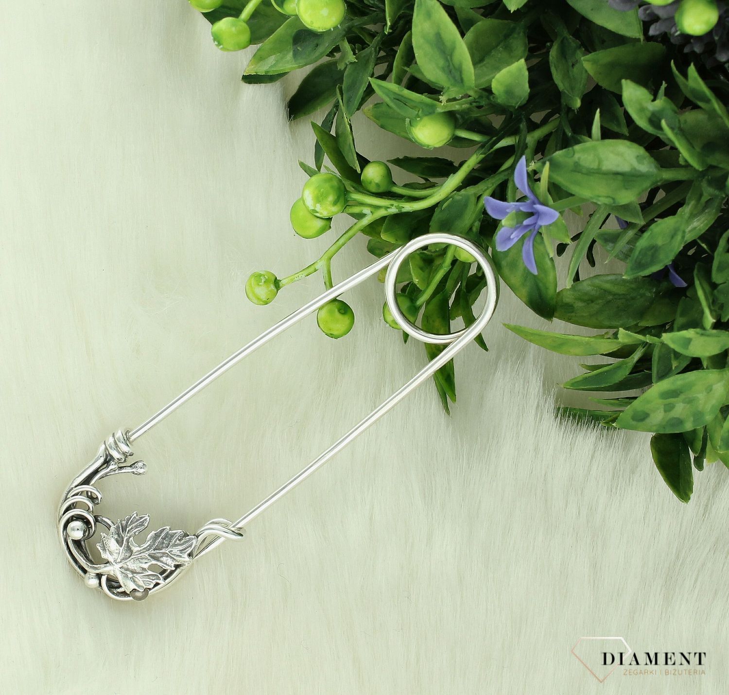 Srebrna broszka klasyczna z ozdobnym liściem 925 agrafka DIA-BRO-11164-925. Srebrna broszka na prezent. Broszka srebrna w kształcie agrafki. Braoszka z liściem. Srebrna broszka klasyczna..jpg