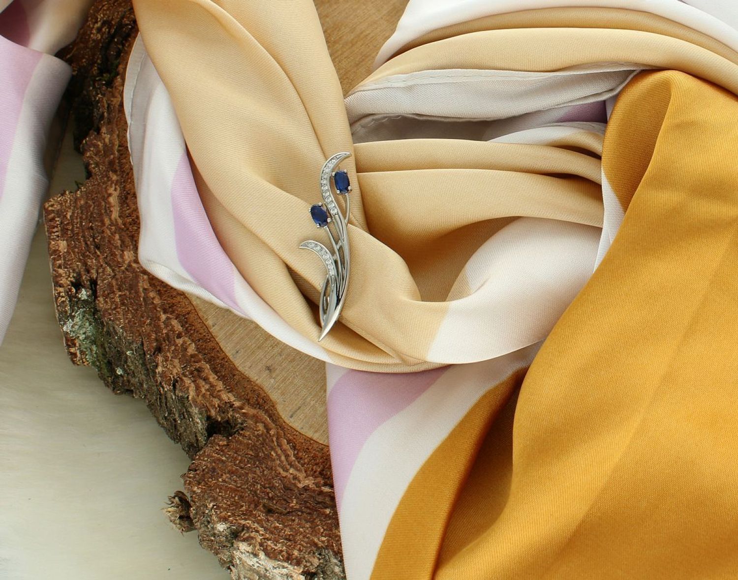 Srebrna broszka damska 925 klasyczna z cyrkoniami DIA-BRO-12327-925. Srebrna broszka damska. Broszka srebrna klasyczna. Broszka damska na prezent dla mamy, babci. Broszka klasyczna srebrna z 1.jpg