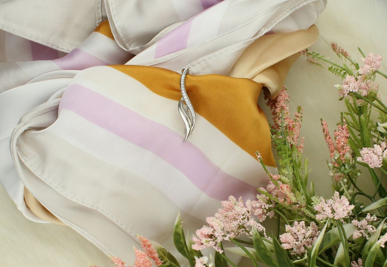 Broszka srebrna z cyrkoniami fala próba 925, DIA-BRO-12329-925 Broszka srebrna z cyrkoniami w kształcie fali to elegancka biżuteria, która w subtelny sposób podkreśli każdą stylizację.1.jpg