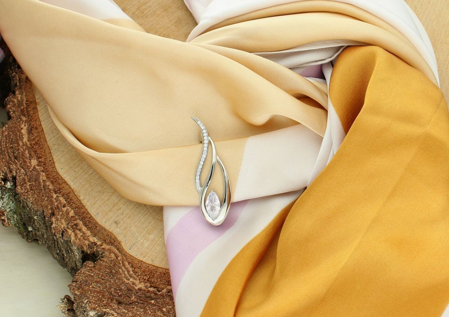 Broszka damska zdobiona cyrkoniami próba 925, DIA-BRO-12330-925 Elegancka broszka damska wykonana z wysokiej jakości srebra próby 925, zdobiona cyrkoniami 1.jpg