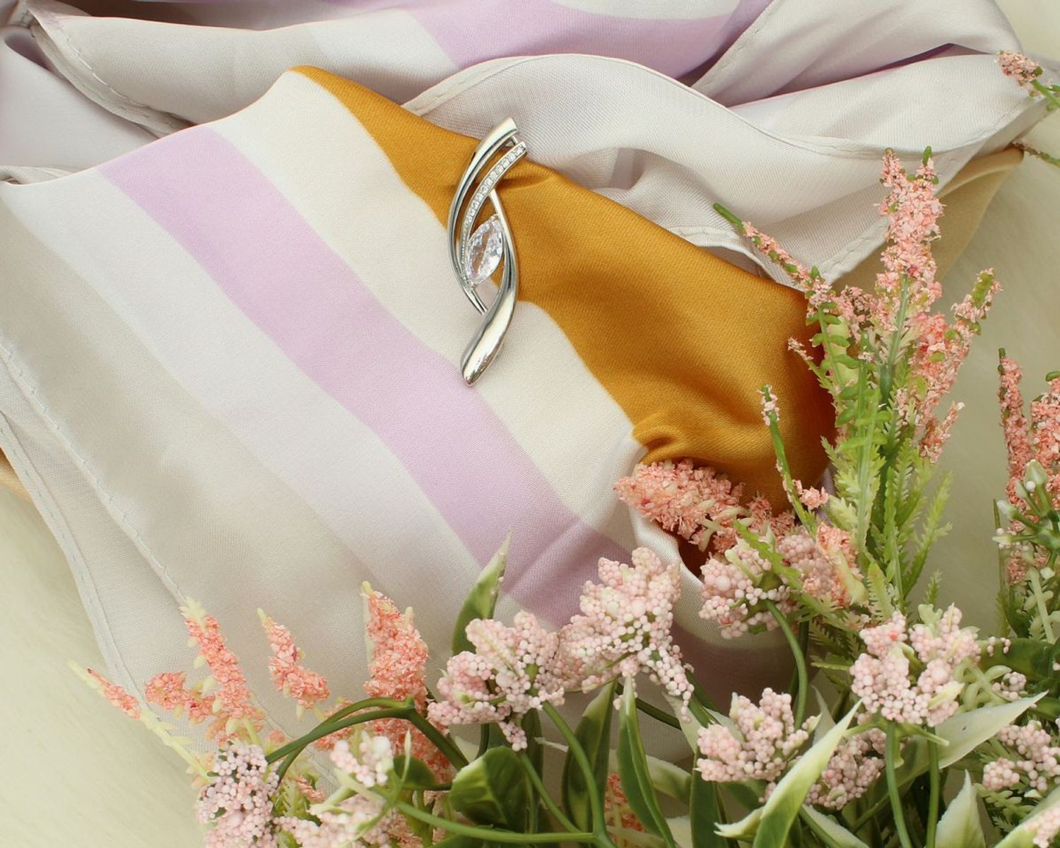 Broszka srebrna cyrkonia pr 925, DIA-BRO-12331-925 Srebrna broszka klasyczna o podłużnym kształcie z cyrkoniami. Jest to świetny dodatek, który urozmaici kobiece stylizacje. 1.jpg