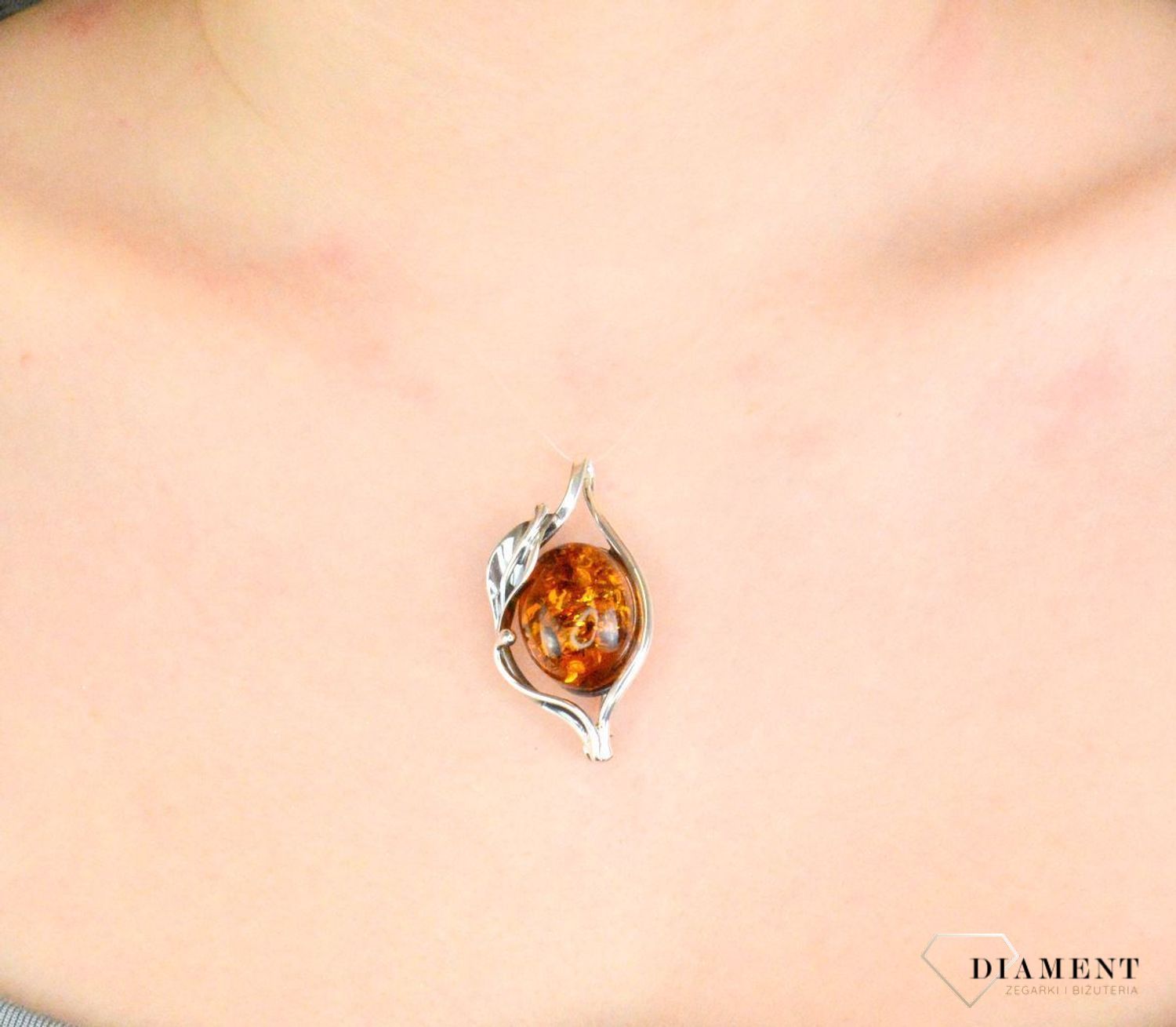 Broszka srebrna z bursztynem brązowym pr 925, DIA-BRO-12780-925 Srebrna broszka o podłużnym kształcie z owalnym bursztynem. Srebro jest kruszcem1.jpg