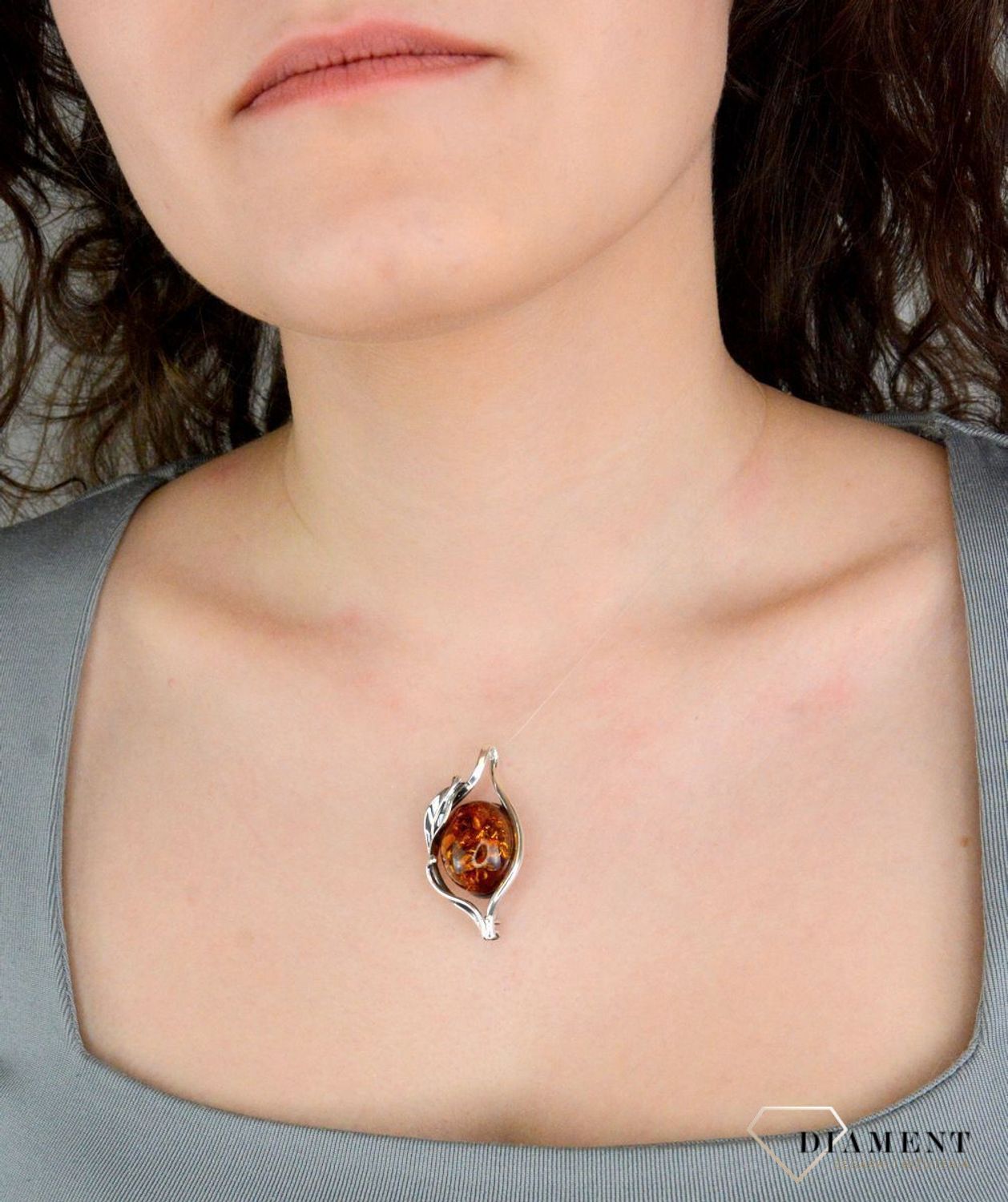 Broszka srebrna z bursztynem brązowym pr 925, DIA-BRO-12780-925 Srebrna broszka o podłużnym kształcie z owalnym bursztynem. Srebro jest kruszcem1.jpg