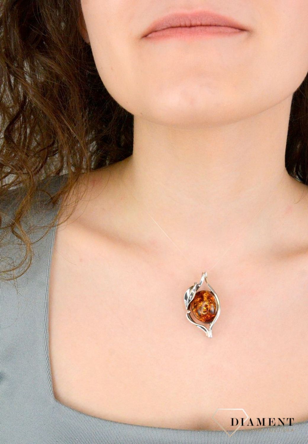 Broszka srebrna z bursztynem brązowym pr 925, DIA-BRO-12780-925 Srebrna broszka o podłużnym kształcie z owalnym bursztynem. Srebro jest kruszcem1.jpg