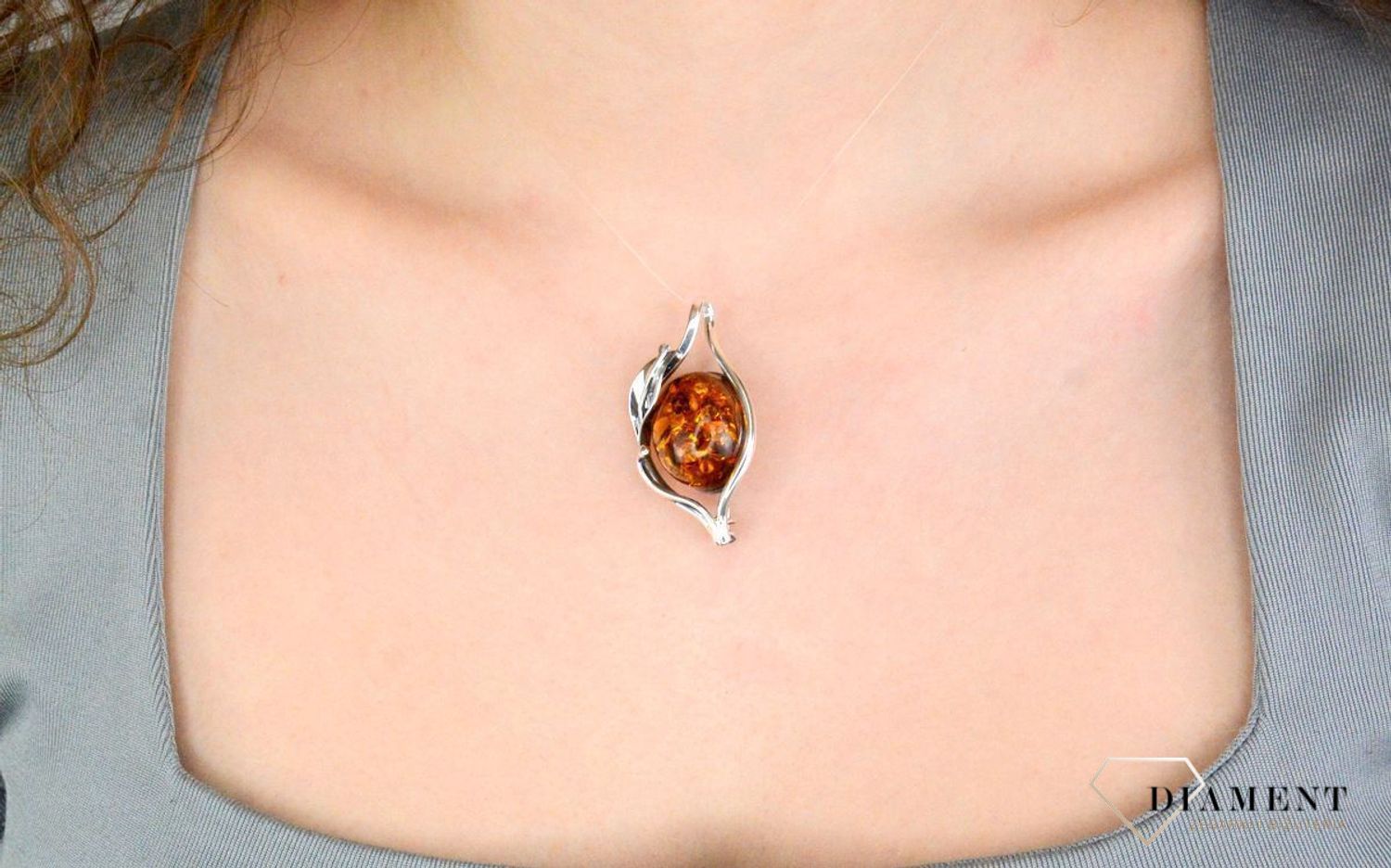 Broszka srebrna z bursztynem brązowym pr 925, DIA-BRO-12780-925 Srebrna broszka o podłużnym kształcie z owalnym bursztynem. Srebro jest kruszcem1.jpg