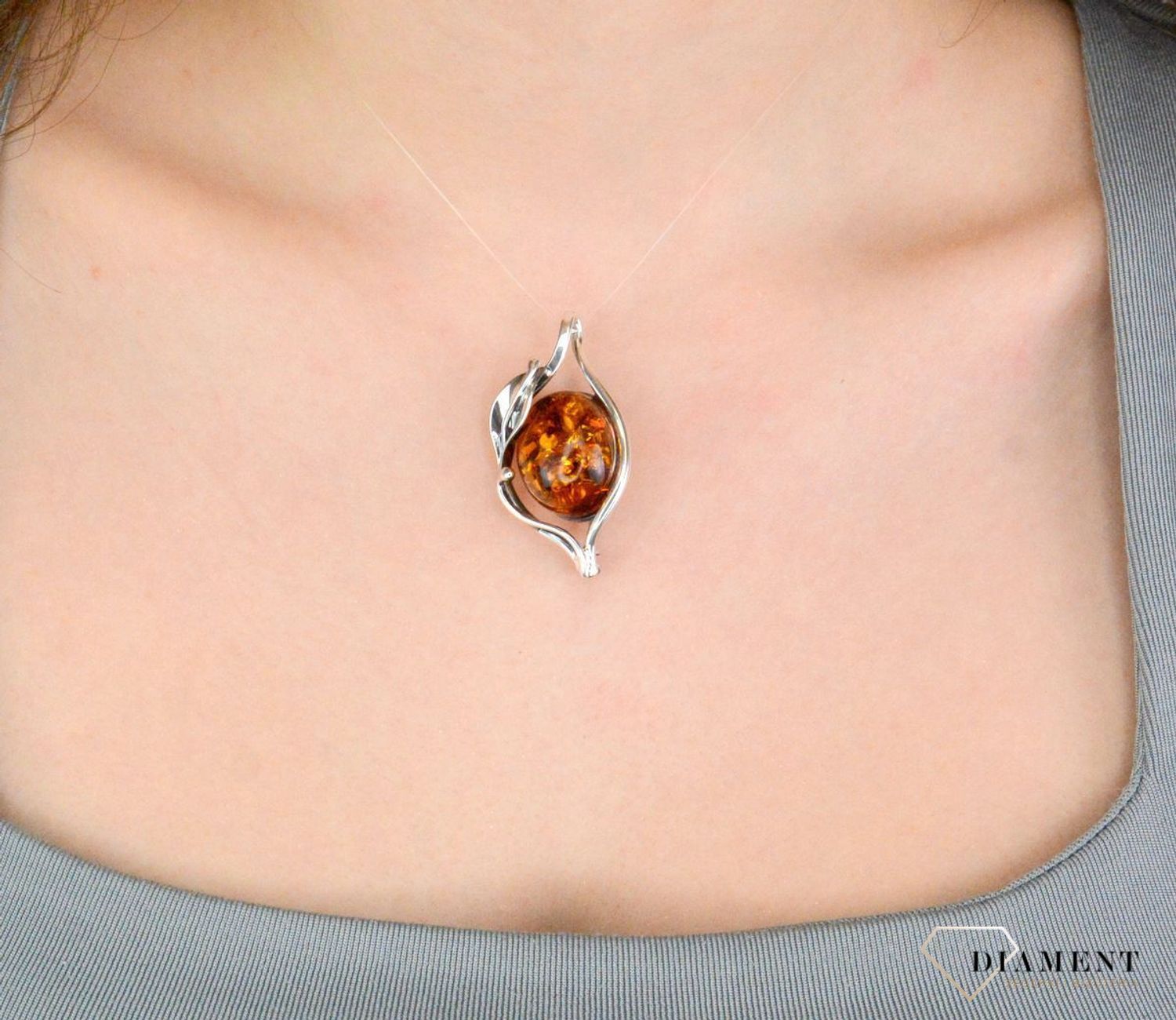 Broszka srebrna z bursztynem brązowym pr 925, DIA-BRO-12780-925 Srebrna broszka o podłużnym kształcie z owalnym bursztynem. Srebro jest kruszcem1.jpg