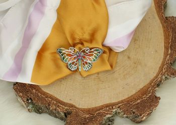 Srebrna broszka damska próba 925 w kształcie motyla, kolorowa emalia, zdobiona markazytami i cyrkoniami. Wymiary 5,5 cm x 2,5 cm, waga 8,40 g. Elegancka biżuteria na prezent.2.jpg