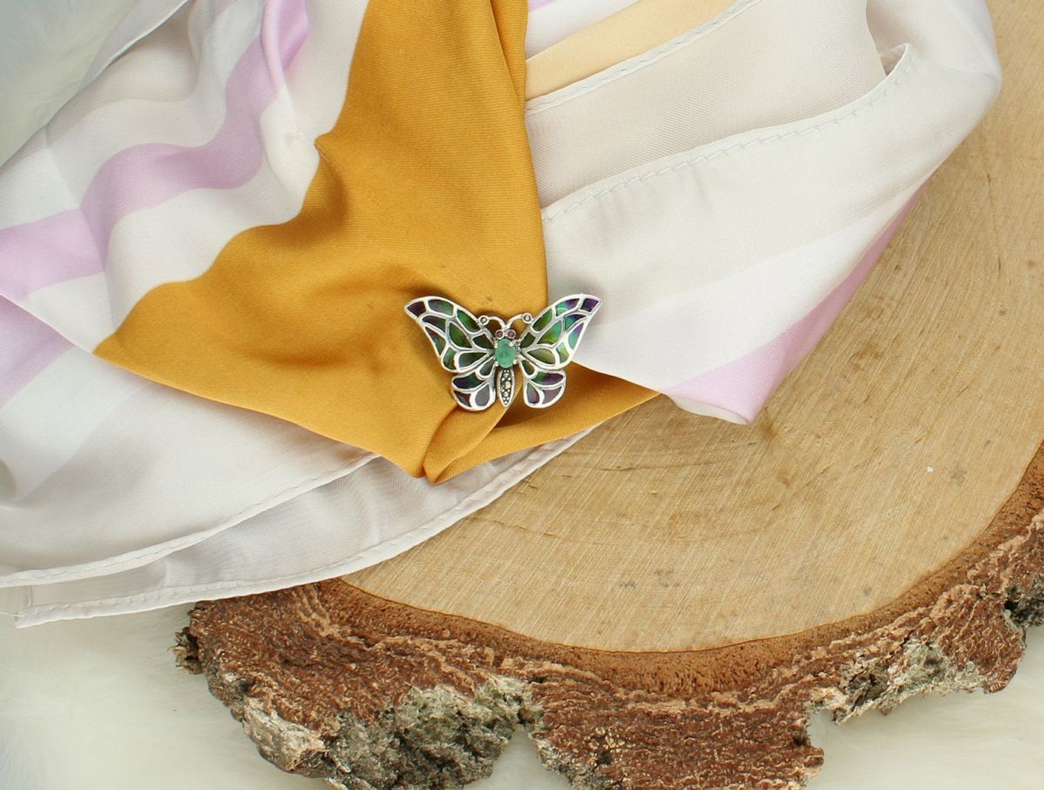 Srebrna broszka damska próba 925 w kształcie motylka, zdobiona kolorową emalią, cyrkonią i markazytami. Wymiary 3,5 cm x 2,2 cm, waga 3,70 g. Elegancka biżuteria na prezent.1.jpg