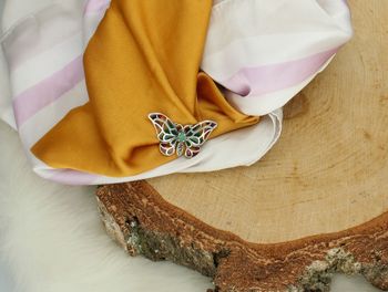Srebrna broszka damska próba 925 w kształcie motylka, zdobiona kolorową emalią, cyrkonią i markazytami. Wymiary 3,5 cm x 2,2 cm, waga 4,00 g. Elegancka biżuteria na prezent.2.jpg