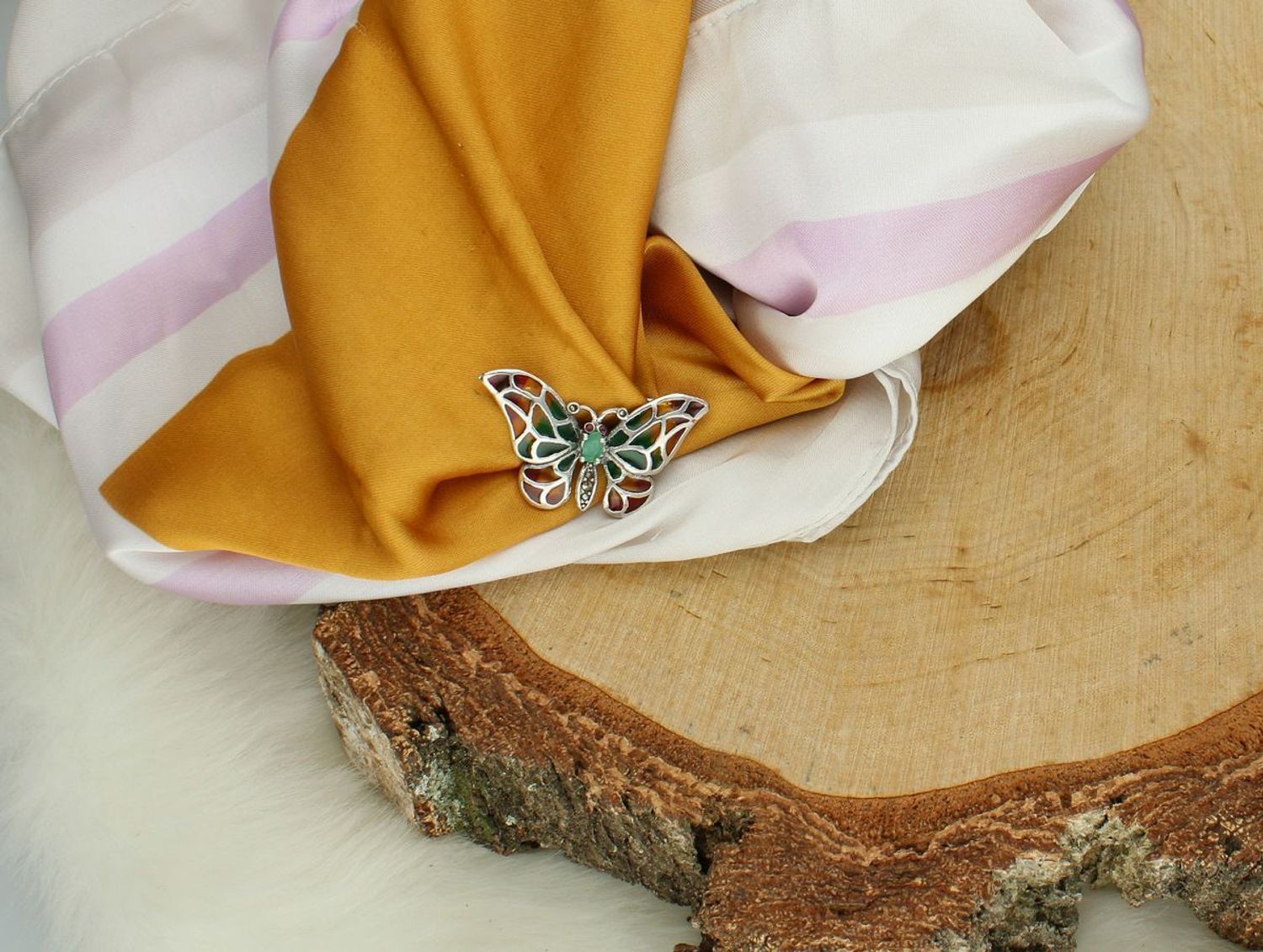 Srebrna broszka damska próba 925 w kształcie motylka, zdobiona kolorową emalią, cyrkonią i markazytami. Wymiary 3,5 cm x 2,2 cm, waga 4,00 g. Elegancka biżuteria na prezent.1.jpg