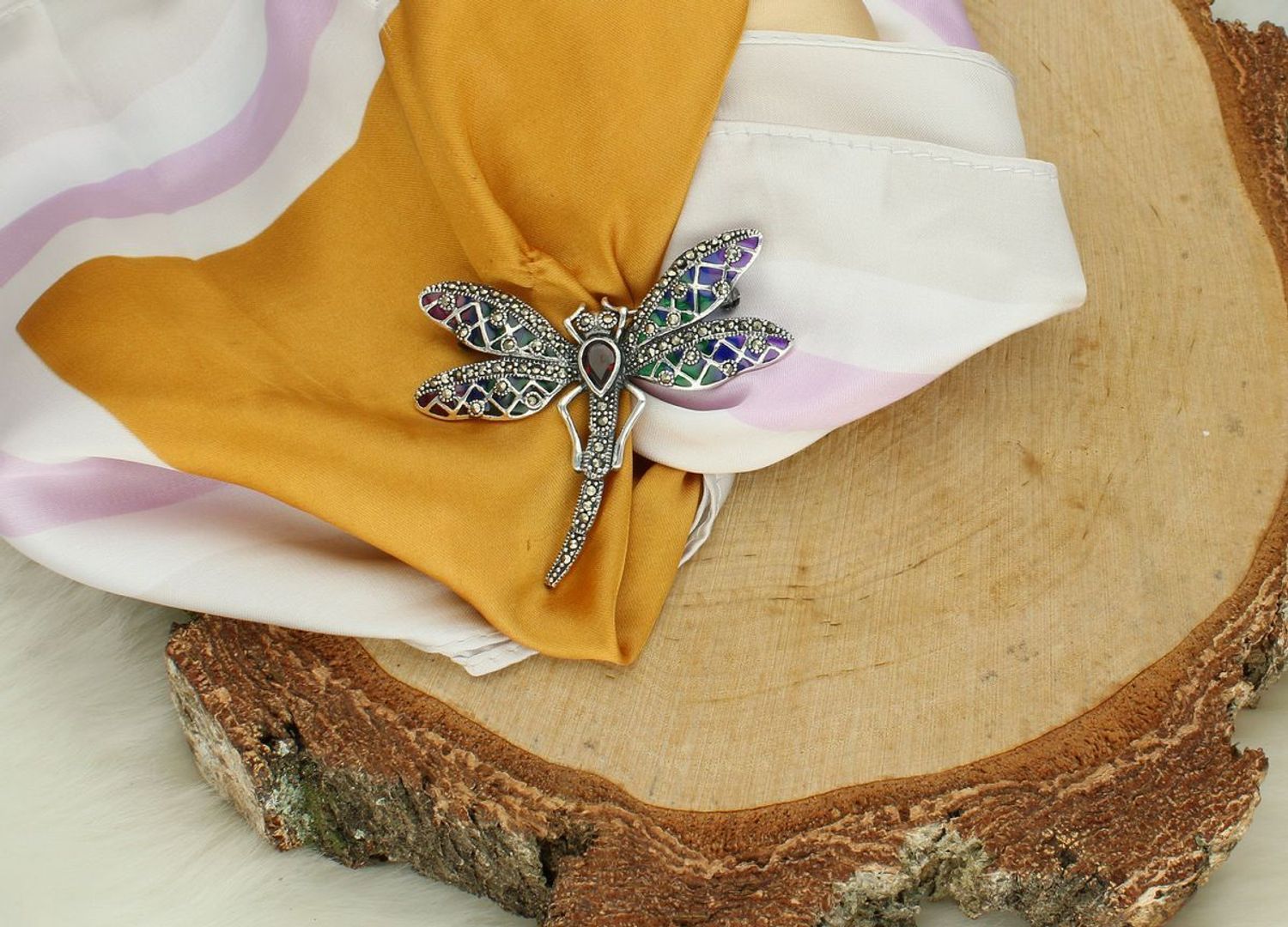 Srebrna broszka damska próba 925 zdobiona kolorową emalią i markazytami. Wymiary 6,0 cm x 5,0 cm, waga 11,90 g. Elegancka biżuteria na prezent.1.jpg