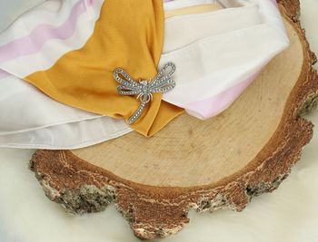 Srebrna broszka damska próba 925 w kształcie ważki, zdobiona markazytami. Wymiary 4,5 cm x 5,0 cm, waga 7,80 g. Elegancka biżuteria na prezent.2.jpg