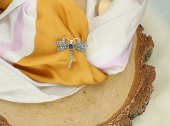 Srebrna broszka damska próba 925 w kształcie ważki, zdobiona granatową cyrkonią i markazytami. Wymiary 3,5 cm x 3,0 cm, waga 4,07 g. Elegancka biżuteria.2.jpg