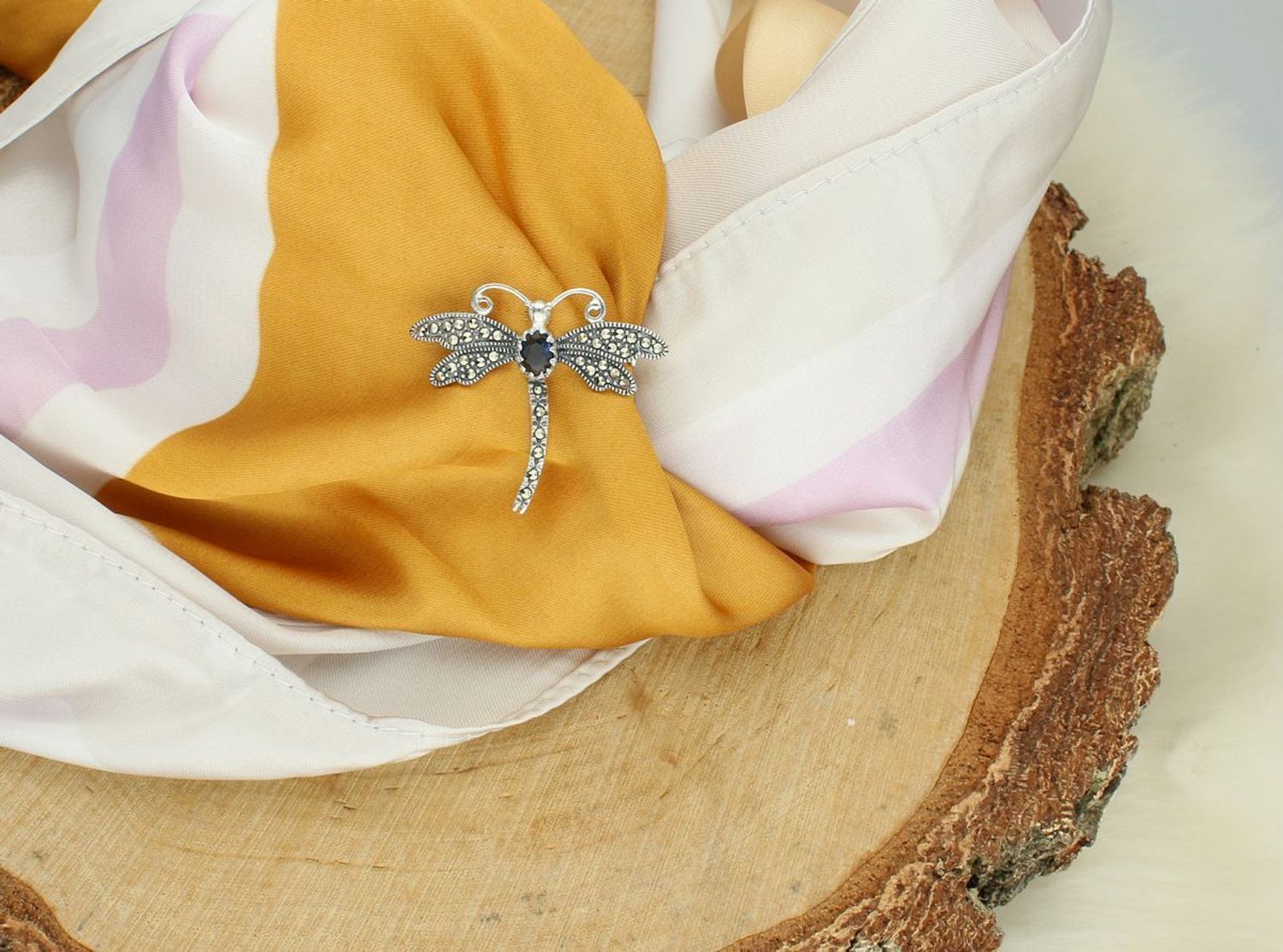 Srebrna broszka damska próba 925 w kształcie ważki, zdobiona granatową cyrkonią i markazytami. Wymiary 3,5 cm x 3,0 cm, waga 4,07 g. Elegancka biżuteria.1.jpg