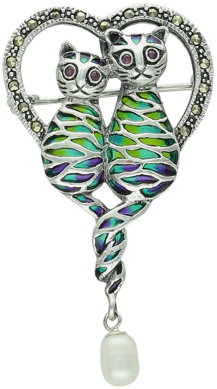 Srebrna broszka damska próba 925 w kształcie serca z kotkami, zdobiona markazytami i wiszącą perełką. Wymiary 3,0 cm x 5,3 cm, waga 7,55 g. Elegancka biżuteria.1.jpg