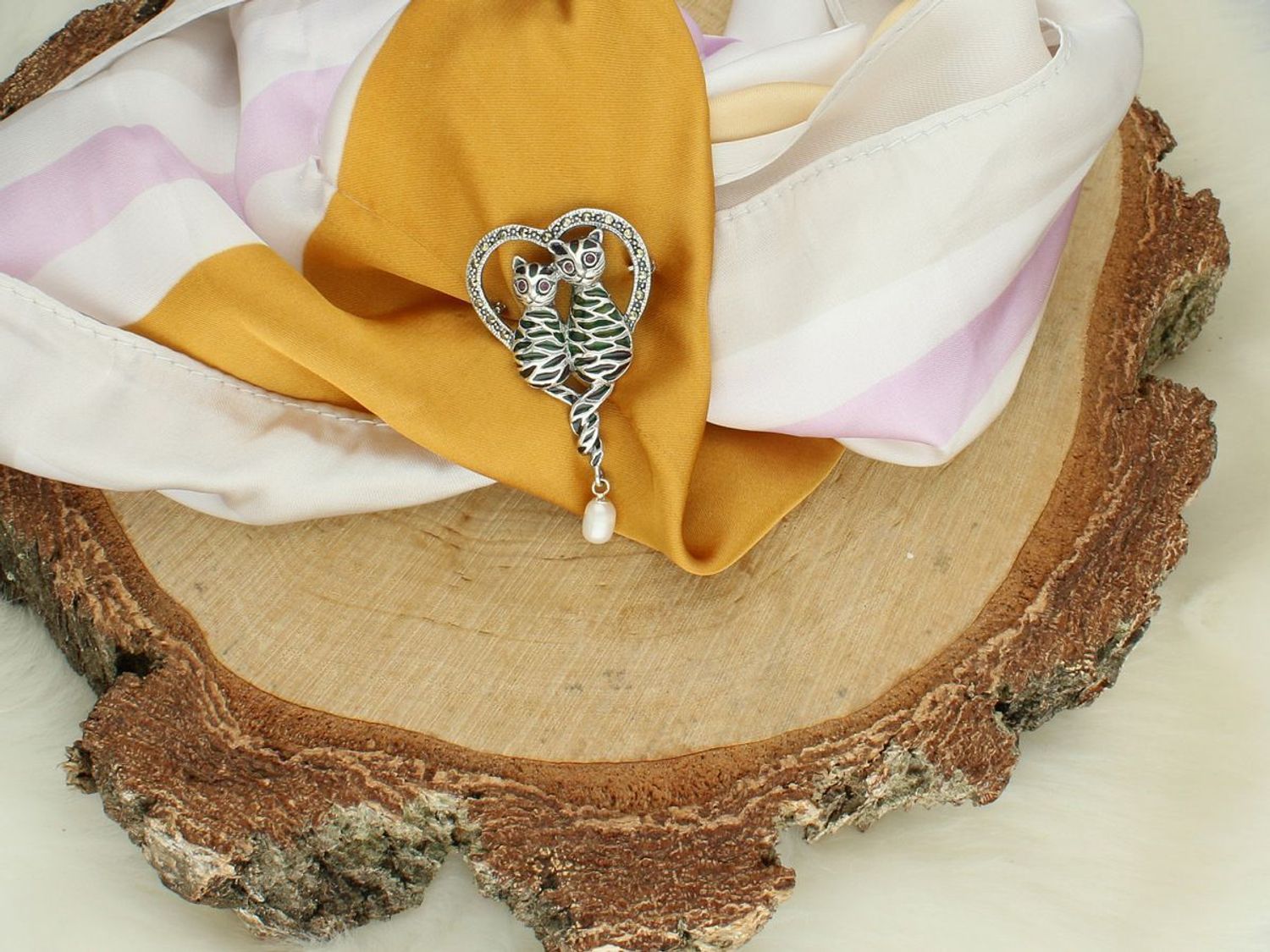 Srebrna broszka damska próba 925 w kształcie serca z kotkami, zdobiona markazytami i wiszącą perełką. Wymiary 3,0 cm x 5,3 cm, waga 7,55 g. Elegancka biżuteria.1.jpg