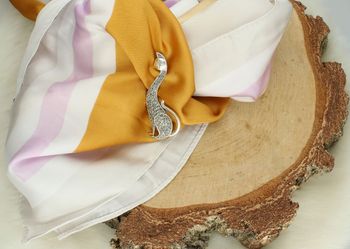 Srebrna broszka damska próba 925 w kształcie kota, zdobiona markazytami. Wymiary 5,5 cm x 2,0 cm, waga 7,68 g. Elegancka biżuteria na prezent.2.jpg