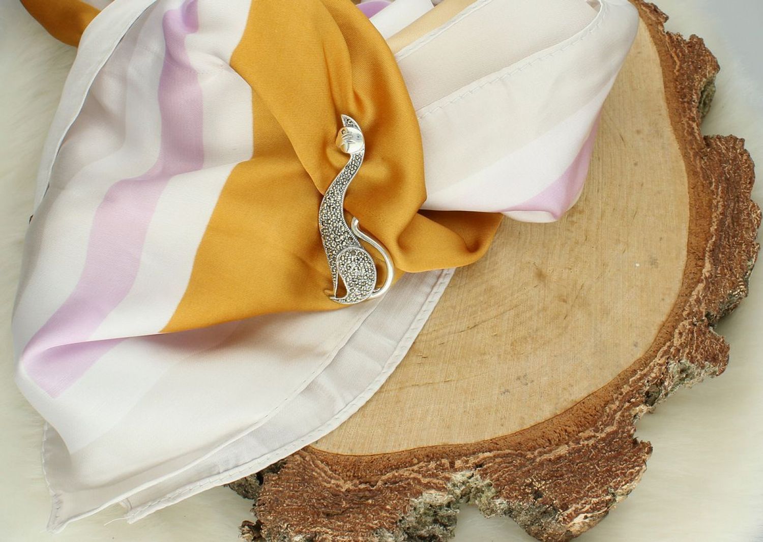 Srebrna broszka damska próba 925 w kształcie kota, zdobiona markazytami. Wymiary 5,5 cm x 2,0 cm, waga 7,68 g. Elegancka biżuteria na prezent.1.jpg