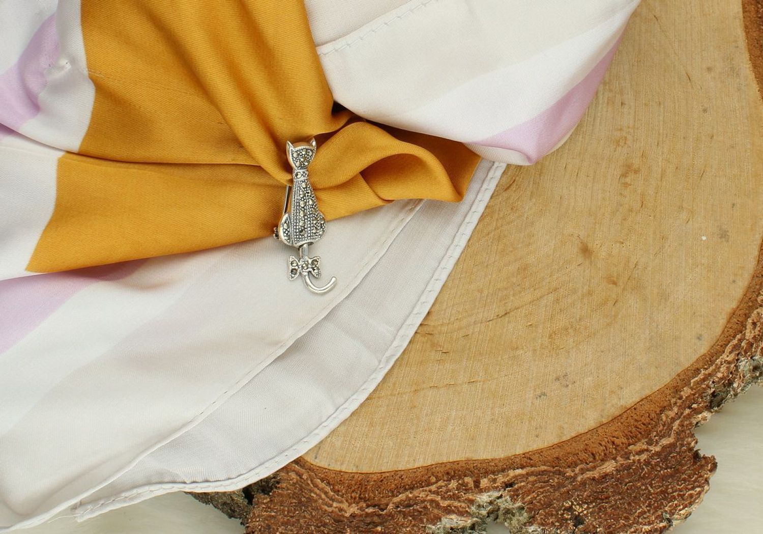 Srebrna broszka damska próba 925 z ruchomym ogonem, zdobiona markazytami i małą kokardką. Wymiary 3,5 cm x 1,2 cm, waga 4,00 g. Urocza biżuteria dla miłośników kotów.1.jpg