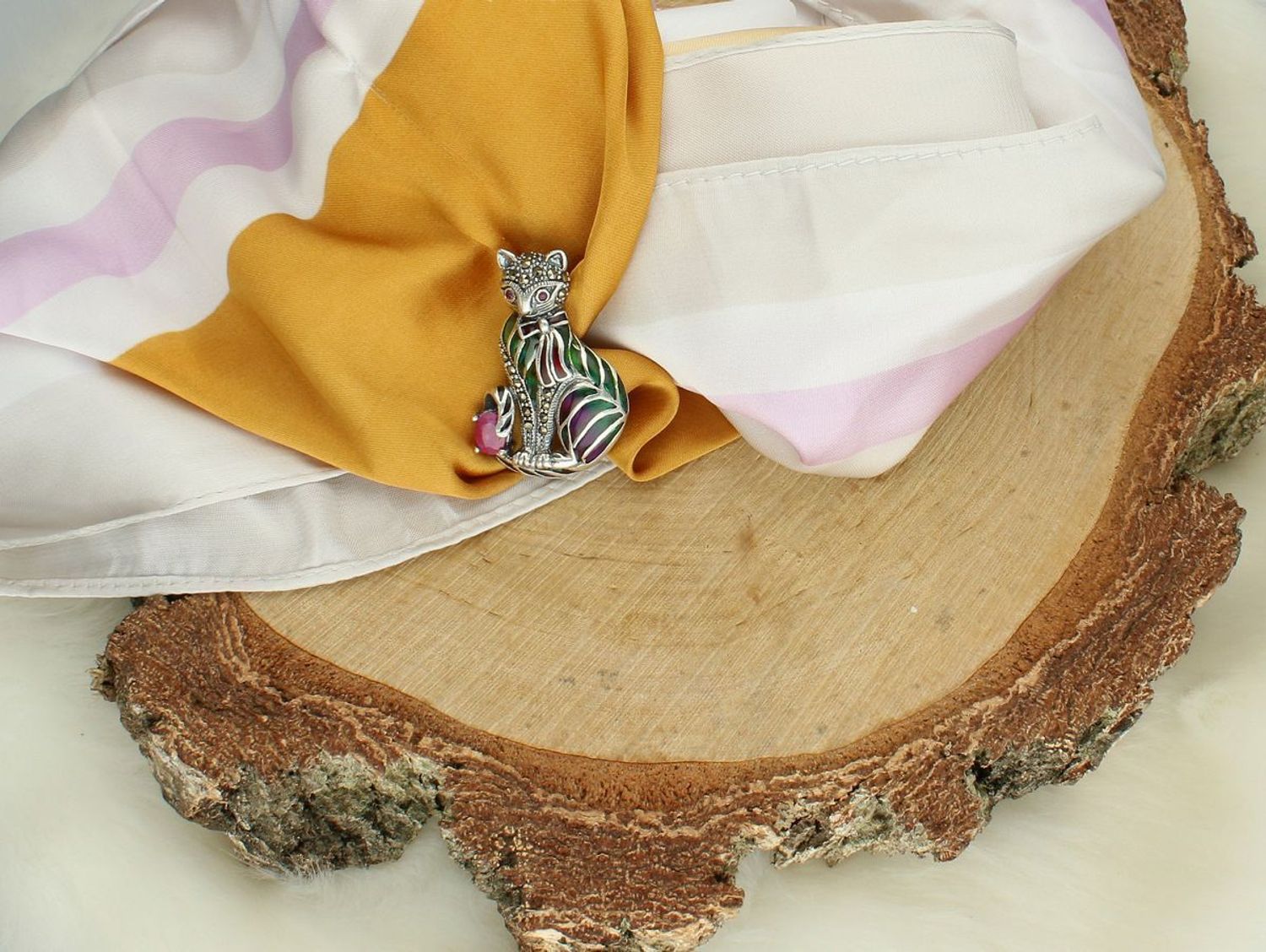 Srebrna broszka damska próba 925 w kształcie kotka, zdobiona kolorową emalią, różową cyrkonią i markazytami. Wymiary 4,0 cm x 2,5 cm. Urocza biżuteria na prezent.1.jpg