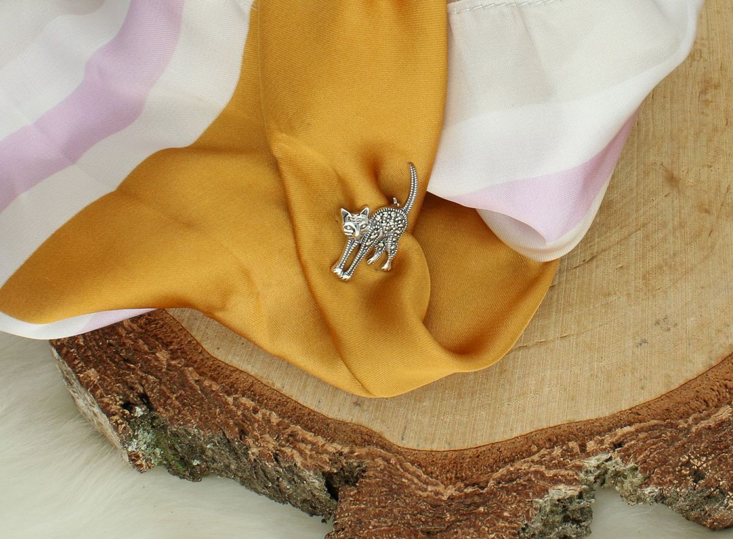 Srebrna broszka damska próba 925 w kształcie kotka, zdobiona markazytami. Wymiary 1,3 cm x 2,5 cm, waga 2,95 g. Subtelna biżuteria na prezent.1.jpg