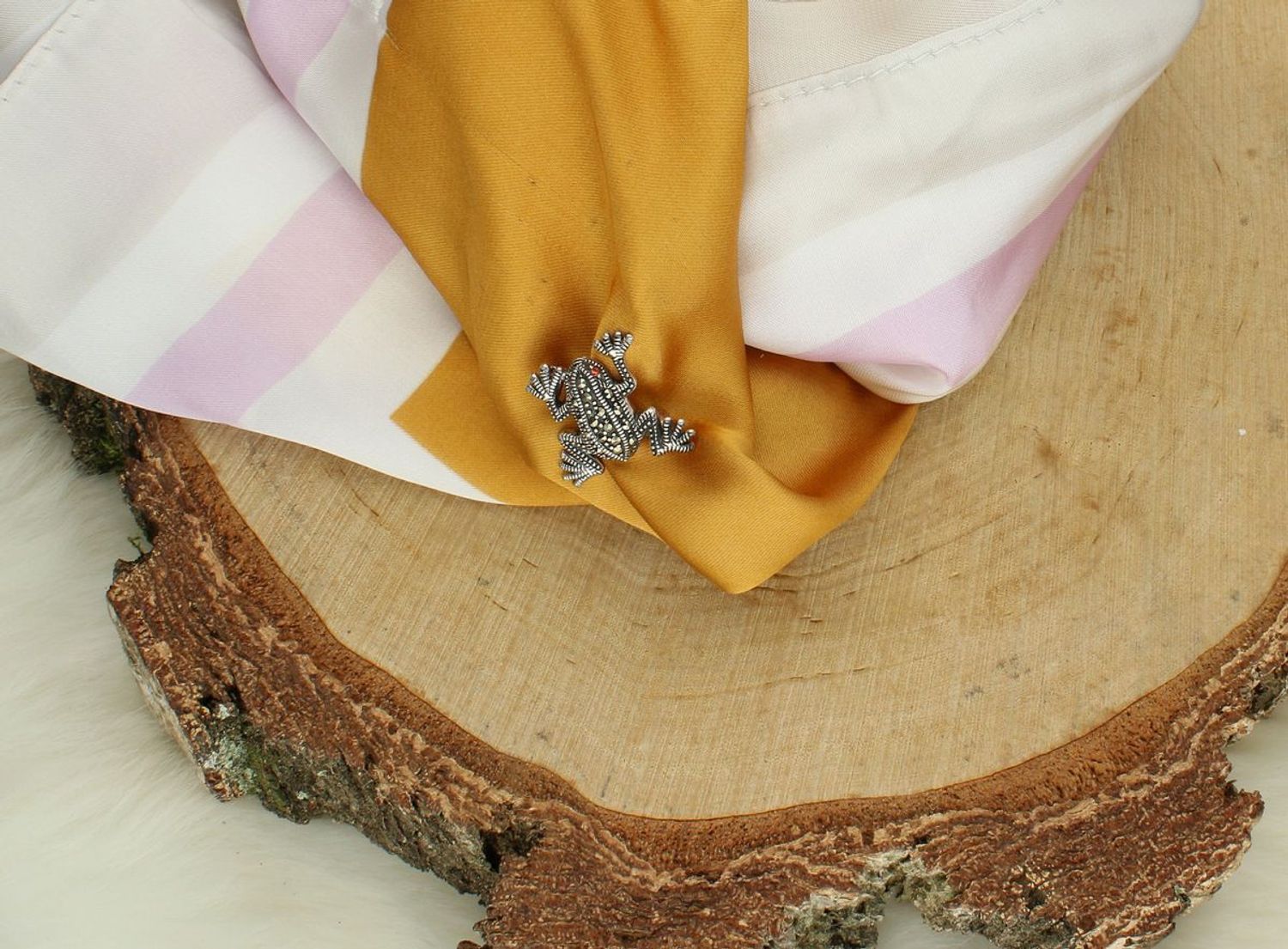 Srebrna broszka damska próba 925 w kształcie żabki, zdobiona markazytami i oczkami z czerwonej cyrkonii. Wymiary 2,0 cm x 2,0 cm, waga 3,65 g. Urocza biżuteria na prezent.1.jpg