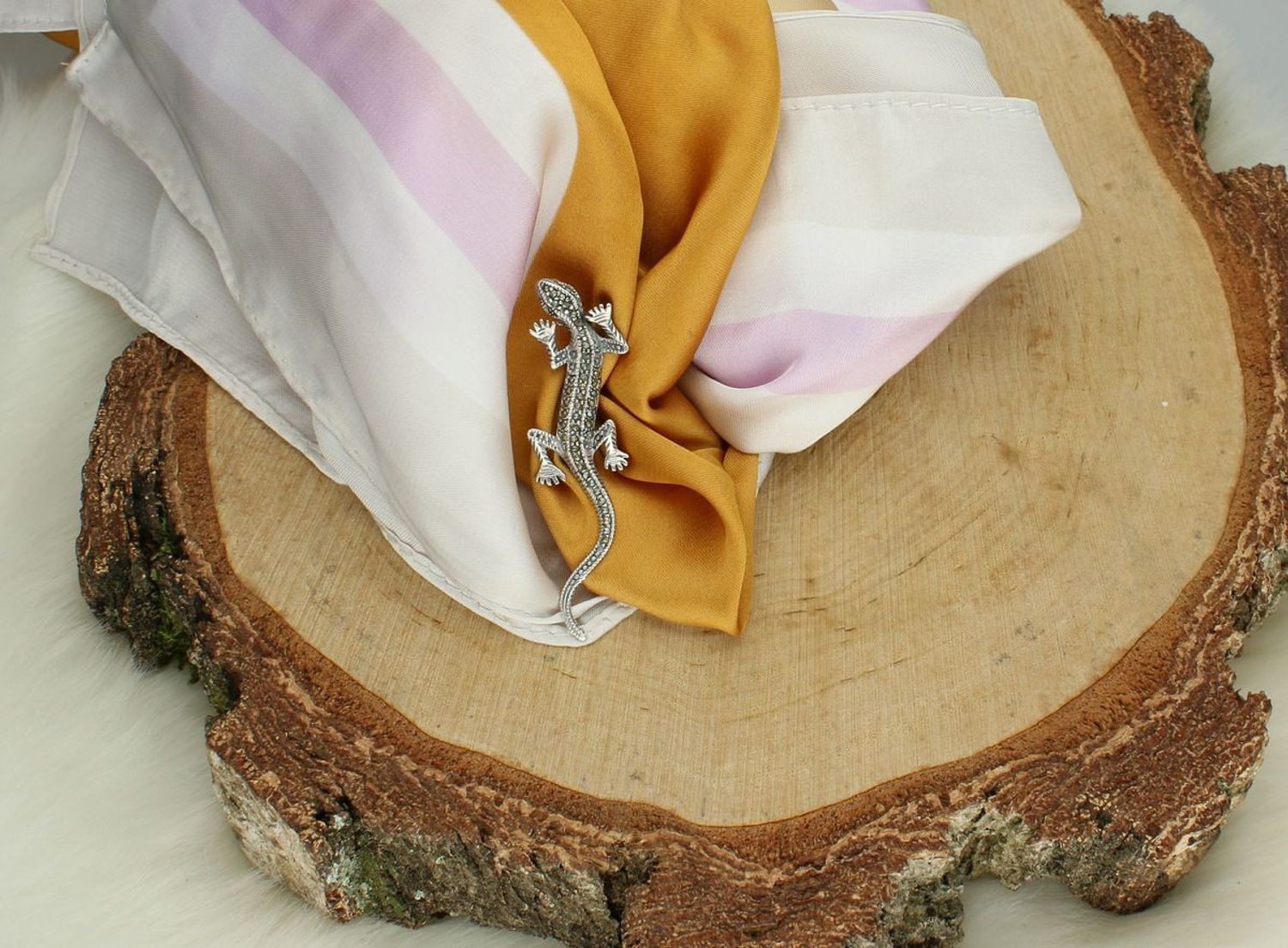 Srebrna broszka damska próba 925 w kształcie jaszczurki, zdobiona markazytami. Wymiary 6,0 cm x 1,5 cm, waga 3,60 g. Oryginalna biżuteria na prezent.1.jpg