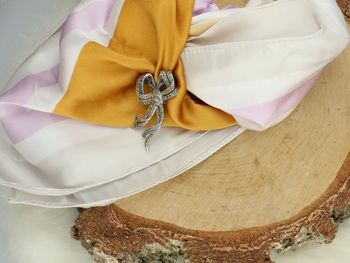 Srebrna broszka damska próba 925 w kształcie kokardki, zdobiona markazytami. Wymiary 2,5 cm x 5,0 cm, waga 8,00 g. Elegancka biżuteria na prezent.2.jpg