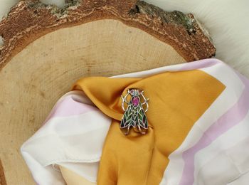 Srebrna broszka damska próba 925 w kształcie muchy, zdobiona różową cyrkonią i kolorową emalią. Wymiary 3,0 cm x 2,1 cm, waga 4,50 g. Elegancka biżuteria na prezent.2.jpg