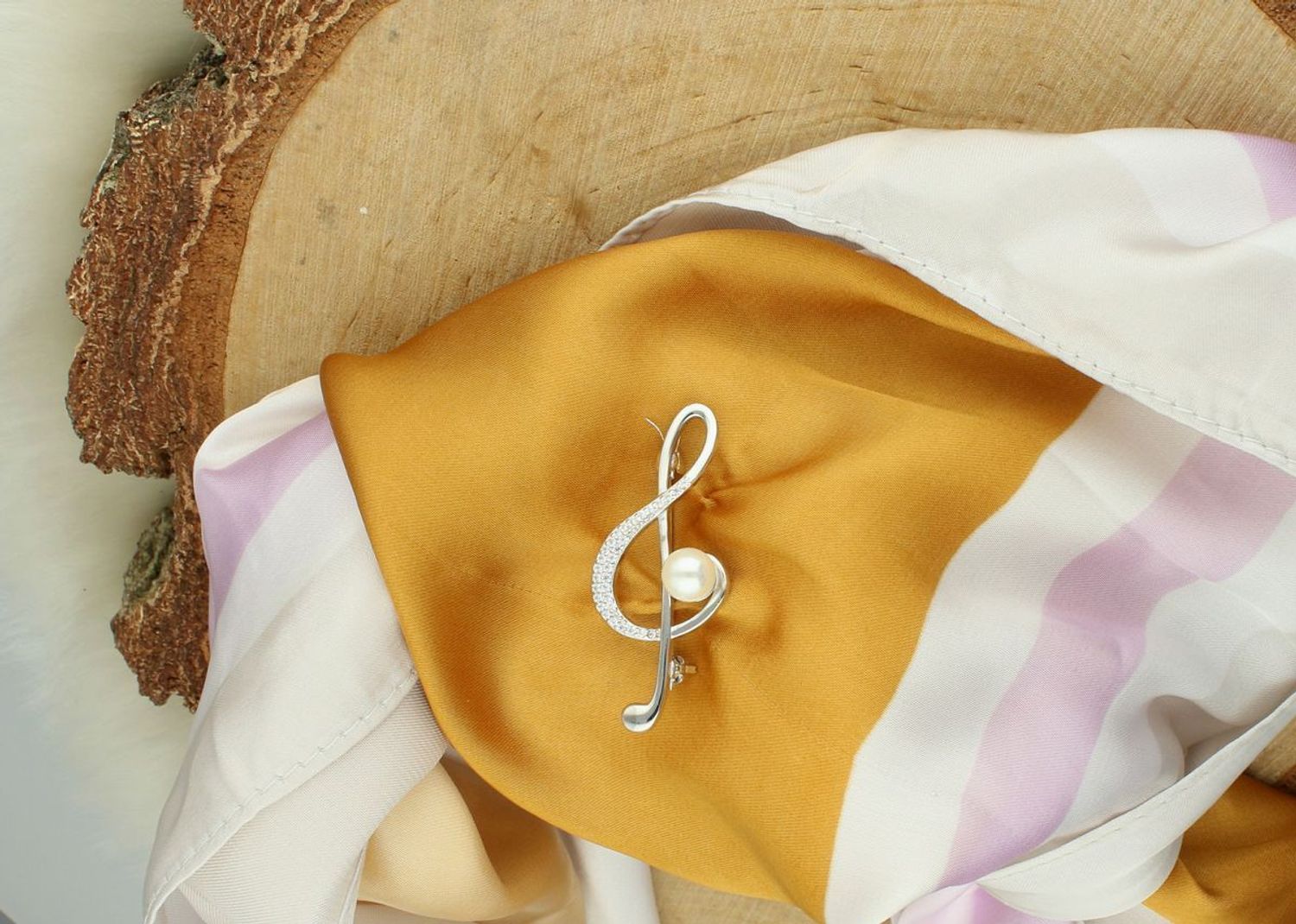 Srebrna broszka damska próba 925 w kształcie nutki, zdobiona perłą i cyrkoniami. Wymiary 4,5 cm x 2,0 cm. Elegancka biżuteria na prezent.1.jpg