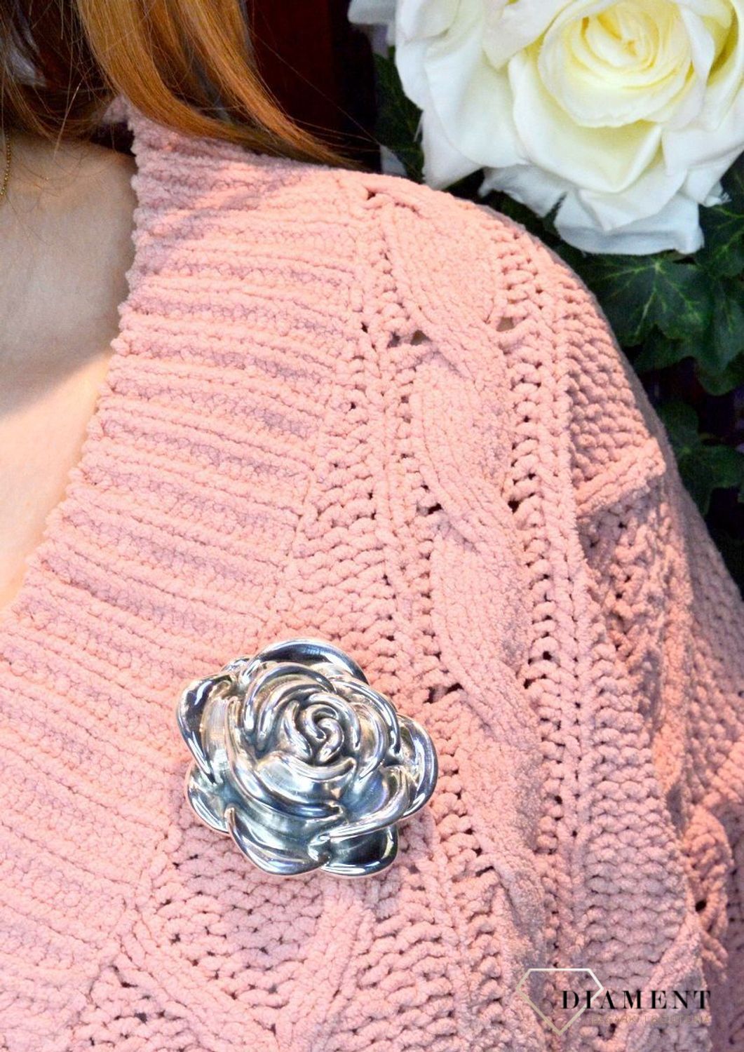 Srebrna broszka 'Piękna róża' DIA-BRO-13621BH-925. Srebrna broszka w postaci róży to propozycja od Sklepu Jubilerskiego Diament. Biżuteria dla osoby, która lubi różnorodne i odważne dodatki w swoich stylizacjach..jpg