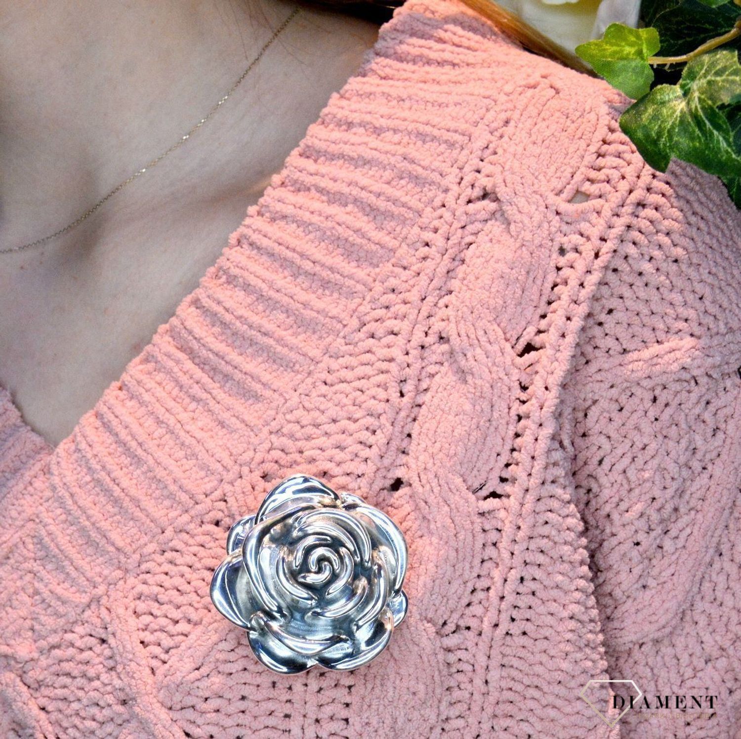 Srebrna broszka 'Piękna róża' DIA-BRO-13621BH-925. Srebrna broszka w postaci róży to propozycja od Sklepu Jubilerskiego Diament. Biżuteria dla osoby, która lubi różnorodne i odważne dodatki w swoich stylizacjach..jpg