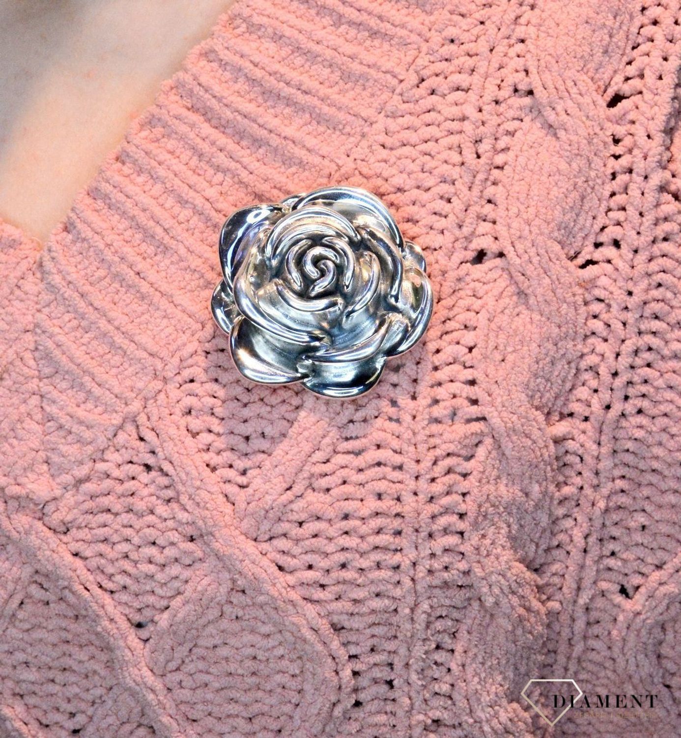Srebrna broszka 'Piękna róża' DIA-BRO-13621BH-925. Srebrna broszka w postaci róży to propozycja od Sklepu Jubilerskiego Diament. Biżuteria dla osoby, która lubi różnorodne i odważne dodatki w swoich stylizacjach..jpg