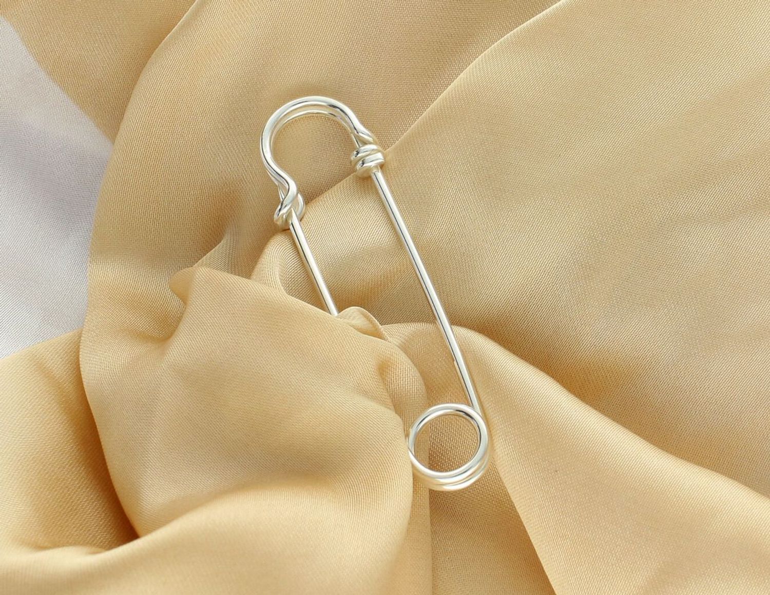 Damska srebrna broszka agrafka 925 DIA-BRO-13806-925 – elegancka i lekka.jpg