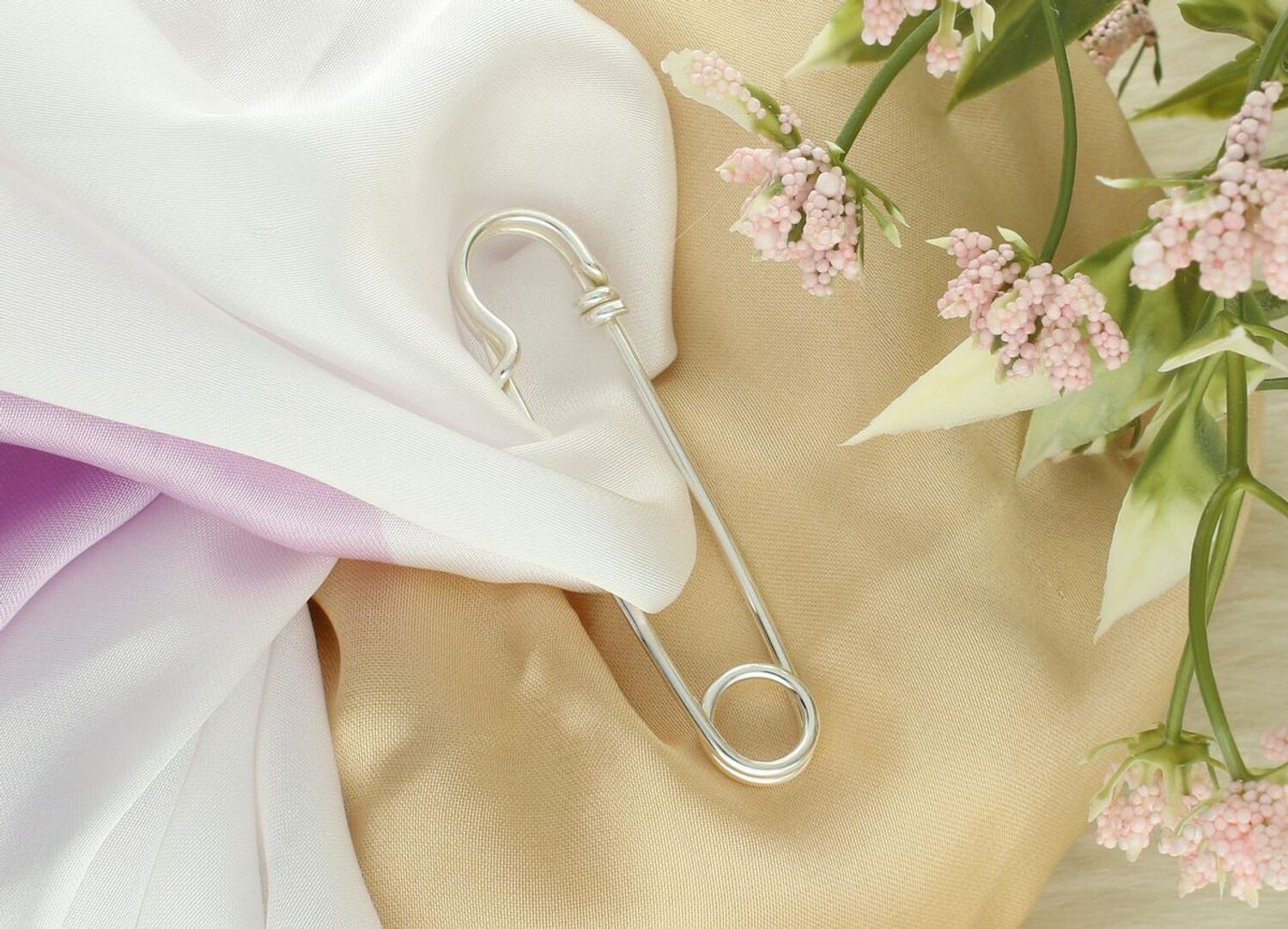 Damska srebrna broszka agrafka 925 DIA-BRO-13806-925 – elegancka i lekka.jpg