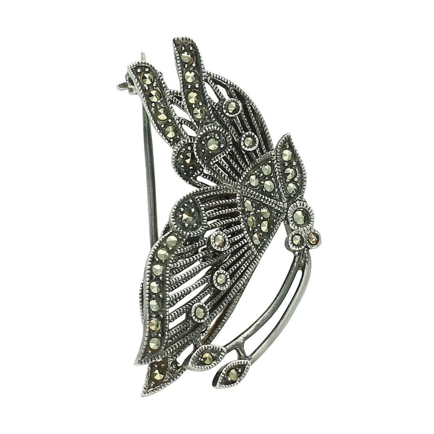 Elegancka srebrna broszka damska w kształcie motyla, zdobiona markazytami. Wykonana ze srebra próby 925 o wadze 8,60 g. Idealna na prezent i do codziennych stylizacji.22.jpg