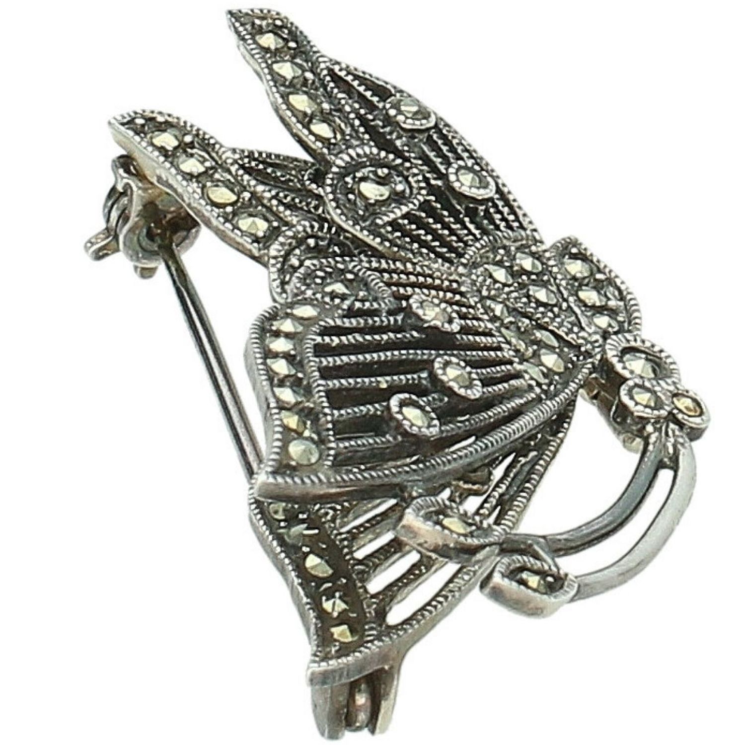 Elegancka srebrna broszka damska w kształcie motyla, zdobiona markazytami. Wykonana ze srebra próby 925 o wadze 8,60 g. Idealna na prezent i do codziennych stylizacji.22.jpg