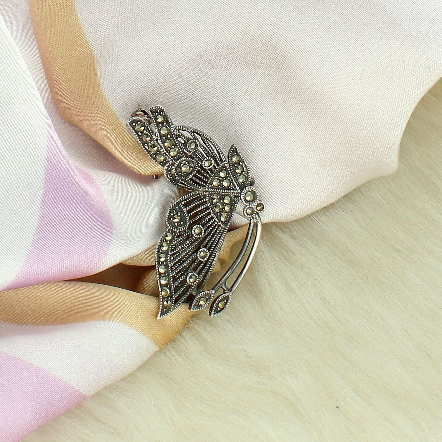 Elegancka srebrna broszka damska w kształcie motyla, zdobiona markazytami. Wykonana ze srebra próby 925 o wadze 8,60 g. Idealna na prezent i do codziennych stylizacji.22.jpg