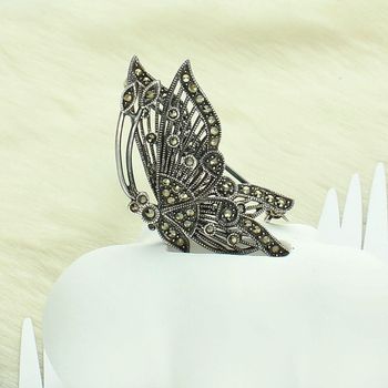 Elegancka srebrna broszka damska w kształcie motyla, zdobiona markazytami. Wykonana ze srebra próby 925 o wadze 8,60 g. Idealna na prezent i do codziennych stylizacji.3.jpg